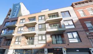 LIC Modern Studio Minutes to Manhattan