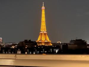 Vue extraordinaire sur la tour Eiffel