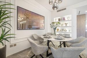 High Rise Luxe Apartments overlooking Burj Khalifa at Peninsula One, 8 Mins from Dubai mall