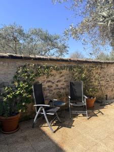 Karen house with courtyard at the foot of the Luberon