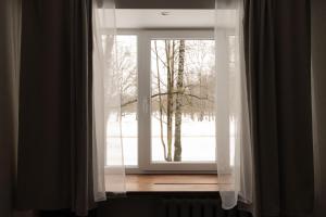 Park-View Studio Apartment with Free Parking - 15min to Old Town