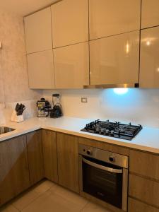 Depa equipado planta baja, alberca, gym y excelente ubicación, a 10min de estadio BBVA sede del mundial