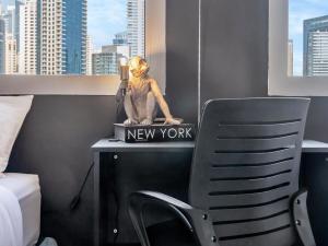 Front-Row Marina & Skyline Views
