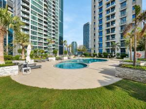 Front-Row Marina & Skyline Views