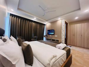 JS Hotel & Resort - Premium Property & Luxury Room With Garden Near M, I,N,S
