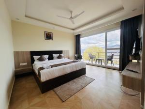 JS Hotel & Resort - Premium Property & Luxury Room With Garden Near M, I,N,S