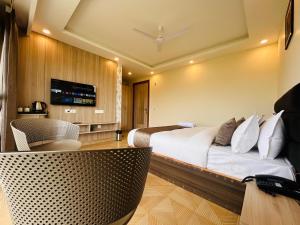 JS Hotel & Resort - Premium Property & Luxury Room With Garden Near M, I,N,S