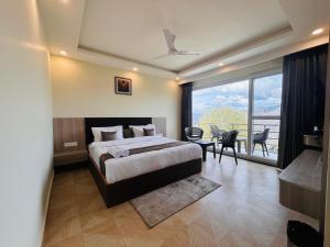JS Hotel & Resort - Premium Property & Luxury Room With Garden Near M, I,N,S