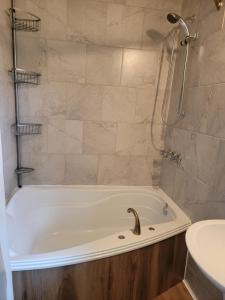 Alison A Romantic Getaway With Private Hot Tub