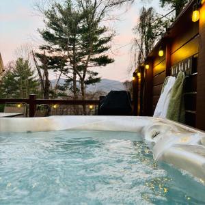 Blue Ridge Cozy Cabin King Bed Hot Tub & Dog Friendly