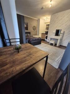 Modern Black Suite in City Center