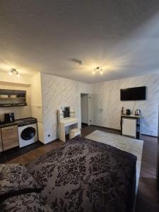 Modern Black Suite in City Center