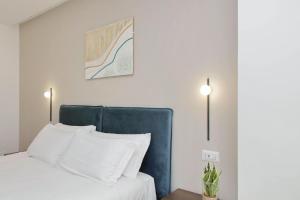 Clarino Home - Modern & Bright with Balcony