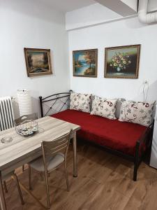 ΤΟ ΠΑΛΑΤΑΚΙ ΤΟΥ ΚΑΣΤΡΟΥ Δυο 2-The Palace in the Castle Two