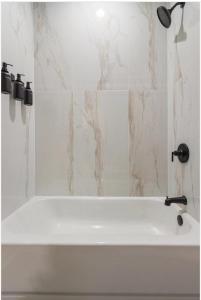 Modern 3BR Apt Near United Center