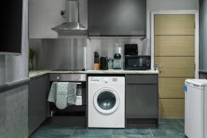 Luxury Super King & Double Sofa bed , Seconds From Bond Street Station