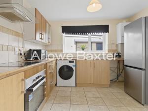Spacious 3BR House in Tilbury, Driveway and Garden