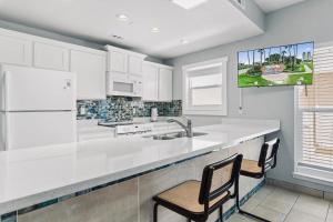 SPI Beach Condo - Just a block away to Paradise