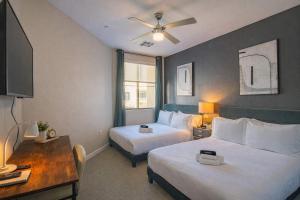 Bright 1BR Uptown Biltmore Gym Pool Parking WD