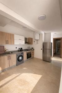 Superbe Appartement 26 Chambres avec Piscine & Balcon Gueliz