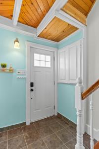 Colonial Row 3B, Off-Street Parking, Private Patio