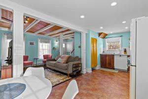 Colonial Row 3B, Off-Street Parking, Private Patio