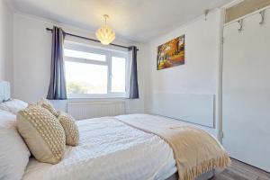 Stylish & Serene 2BR Terrace in Basildon