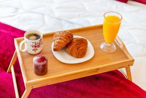 1-Min Walk to Tramway, Central Stay , Parking , Balcony