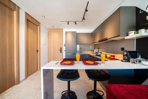 1-Min Walk to Tramway, Central Stay , Parking , Balcony