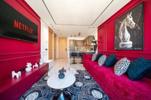 1-Min Walk to Tramway, Central Stay , Parking , Balcony