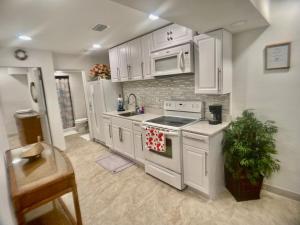 La Casita Apt ! Near Beaches! Only 5 minutes in Car to Clw Beach