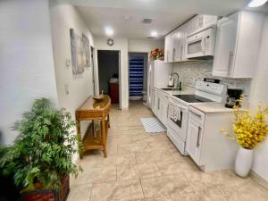 La Casita Apt ! Near Beaches! Only 5 minutes in Car to Clw Beach
