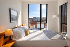 Walkers Point Designer 2BR · Prime Location with Balcony and Gym · Sleeps 6
