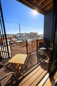 Walkers Point Designer 2BR · Prime Location with Balcony and Gym · Sleeps 6