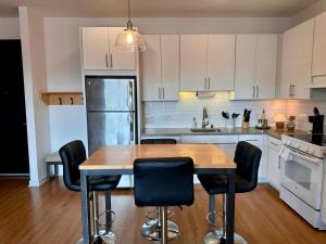 Walkers Point Designer 2BR · Prime Location with Balcony and Gym · Sleeps 6