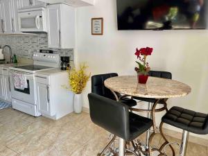 La Casita Apt ! Near Beaches! Only 5 minutes in Car to Clw Beach