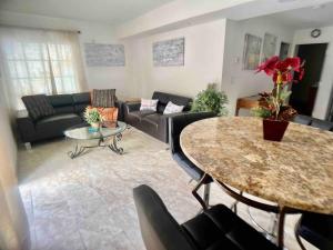 La Casita Apt ! Near Beaches! Only 5 minutes in Car to Clw Beach