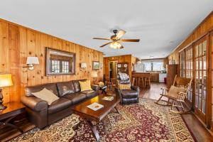 Walk to Shackford Hall • Sleeps 9 • Lake Porch