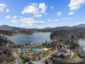 Walk to Shackford Hall • Sleeps 9 • Lake Porch