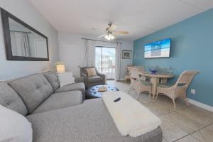 Sugar Beach 2 Bedroom, 2 Bathroom Condo 4 Pools!