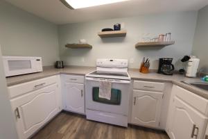 2 Bedroom Pet Friendly Duplex Steps From Beach - Free Daily Activities!