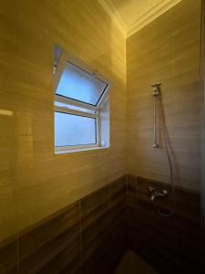 Exquisite & inviting 2 Bedroom 2 bath Balcony Fast internet