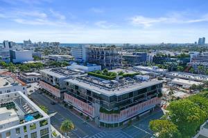 17WEST Spacious 3BR Apartment with Balcony 406