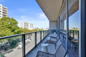 17WEST Spacious 3BR Apartment with Balcony 401
