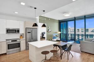 17WEST Spacious 2BR Apartment with Balcony -505