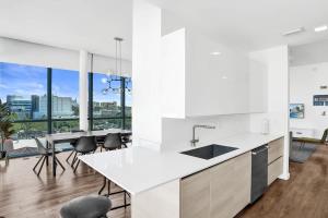 17WEST Spacious 2BR Apartment with Balcony 510