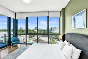 17WEST Spacious 2BR Apartment with Balcony 510