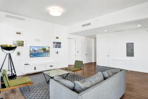 17WEST Spacious 2BR Apartment with Balcony 510