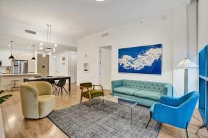 17WEST Spacious 3BR Apartment with Balcony 515