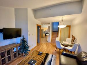 Cougar Den, Top Floor, 2 Level, Amazing Views!
